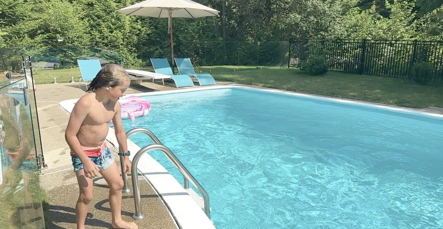 Fence pool This fence manufactured and already overwhelmed, pros pool fence installed by direct glass at a client of Val Morin, two weeks ago, cost the lady $ 15,000. Nevertheless, Its swimming pool is 206 feet in circumference.